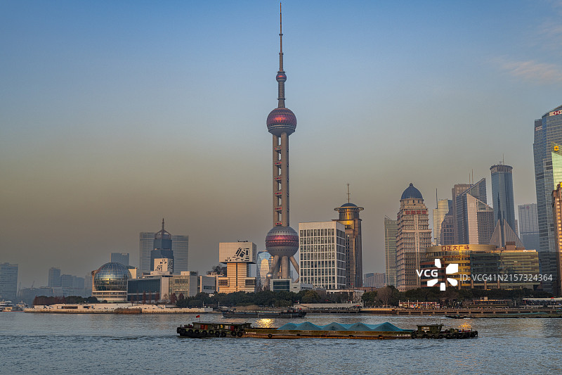 从外滩看浦东，上海外滩中央区域日落景色，中国上海，亚洲图片素材