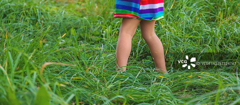 女孩站在田野上的下半身视角图片素材