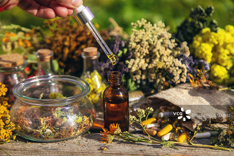 手持装有鲜花的瓶子的特写图片素材