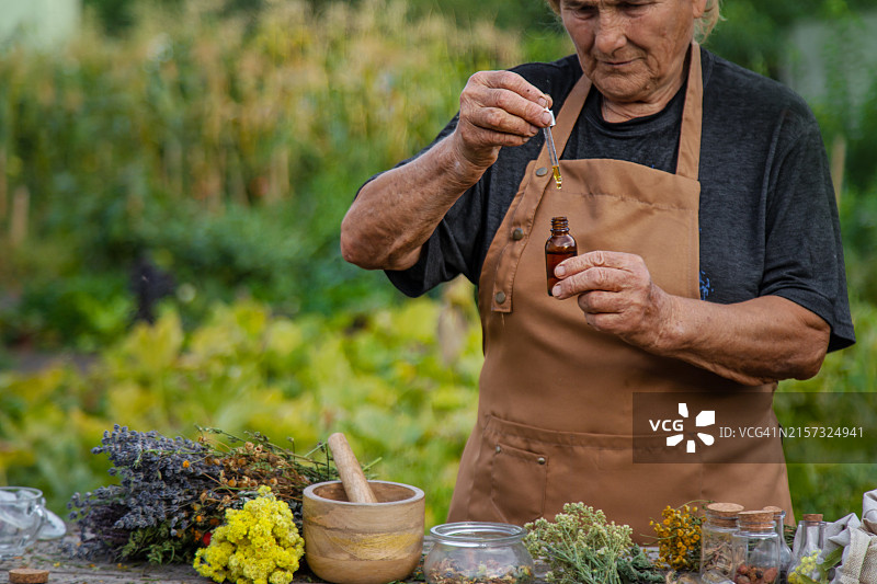 年长的男人在园艺图片素材