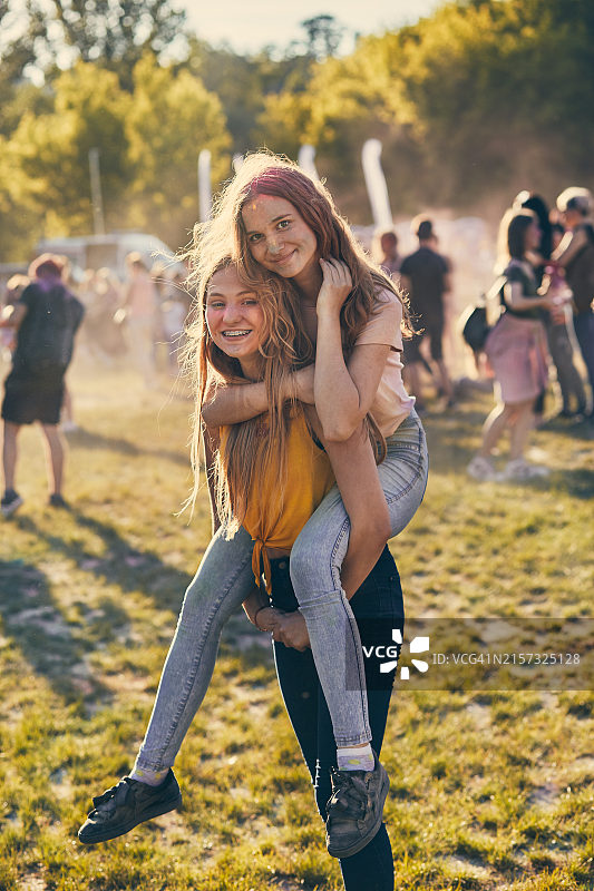 两位年轻女人在公园里玩耍图片素材