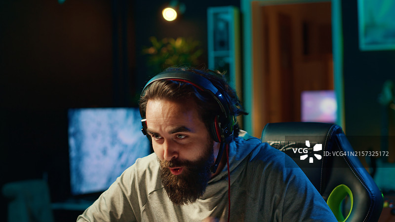 在家佩戴耳机的年轻男人图片素材