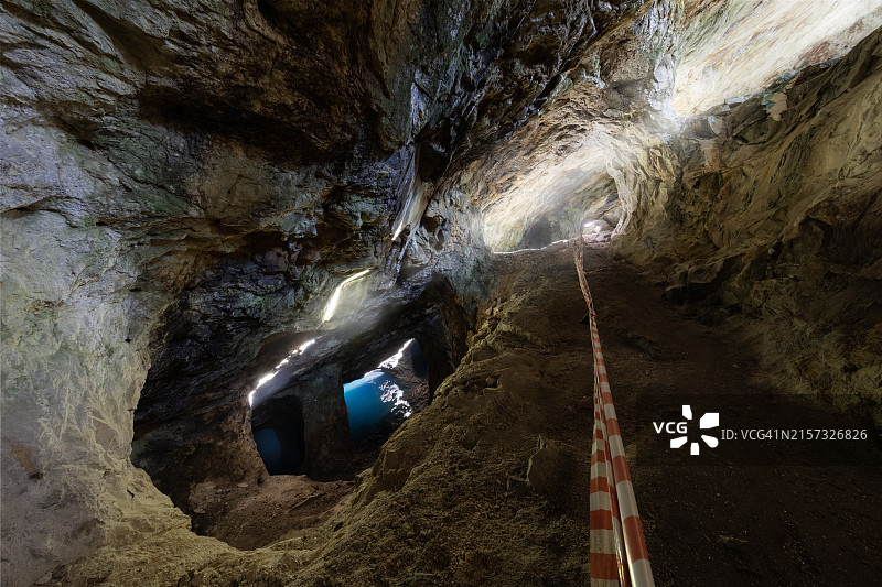 废弃矿山与蓝色泻湖的自然风光图片素材