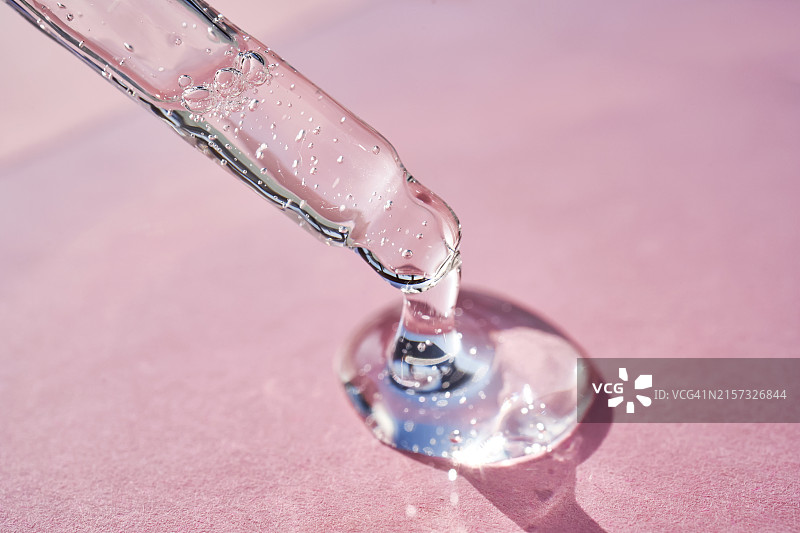 玻璃杯中水花飞溅的特写图片素材