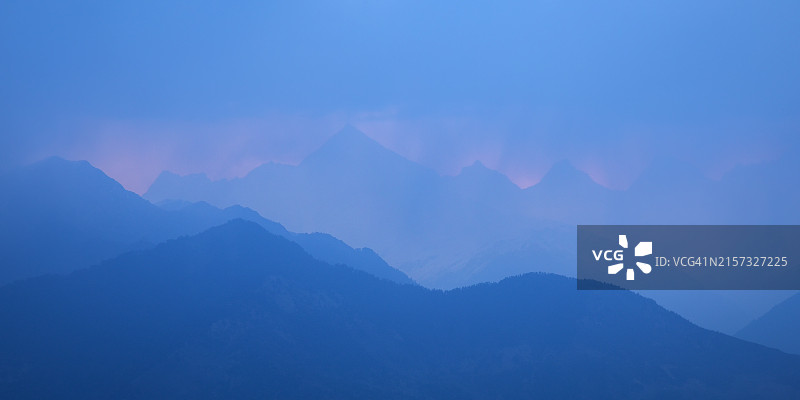 山对着天空的美景图片素材