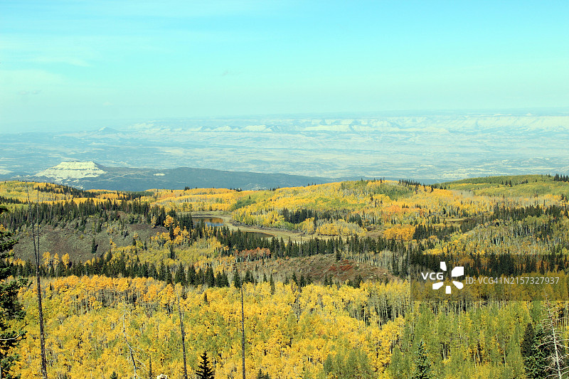 美国科罗拉多州格兰德梅萨田野风光图片素材