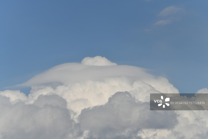 天空中云的低角度视图图片素材