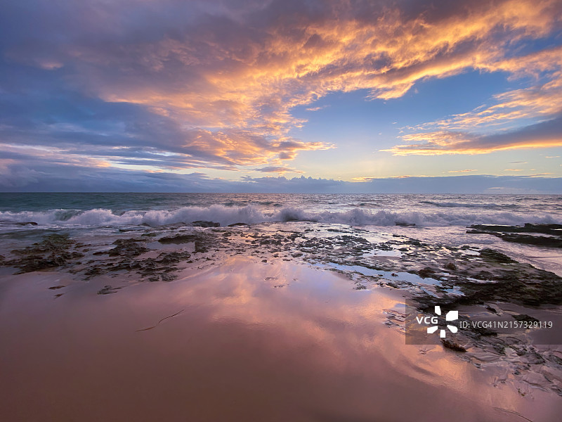 日落时大海对着天空的美景图片素材
