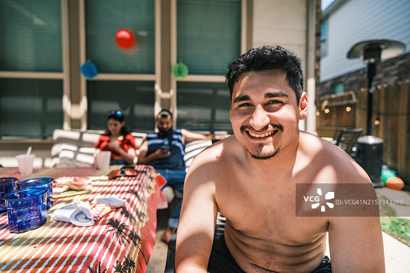 享受后院派对的年轻拉丁裔人们图片素材