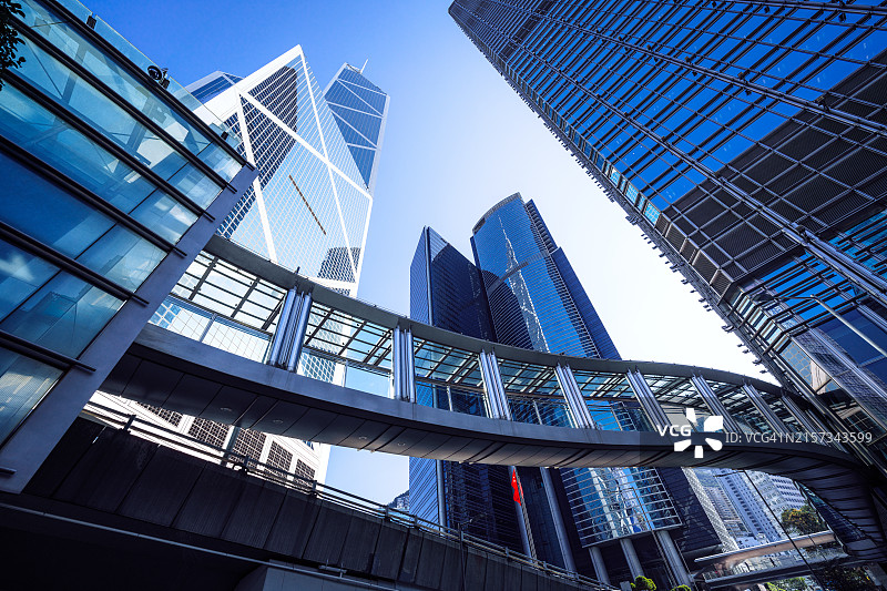 香港市中心的人行桥和商业大厦图片素材