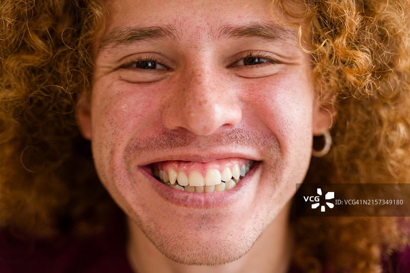 微笑的红发年轻男人肖像图片素材