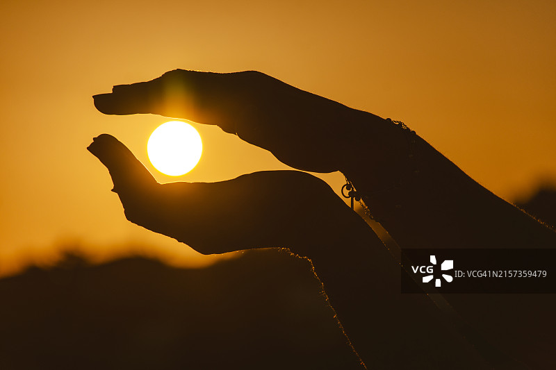 手托太阳的视角图片素材