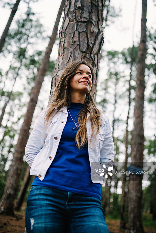 自然环境中的中年妇女肖像图片素材