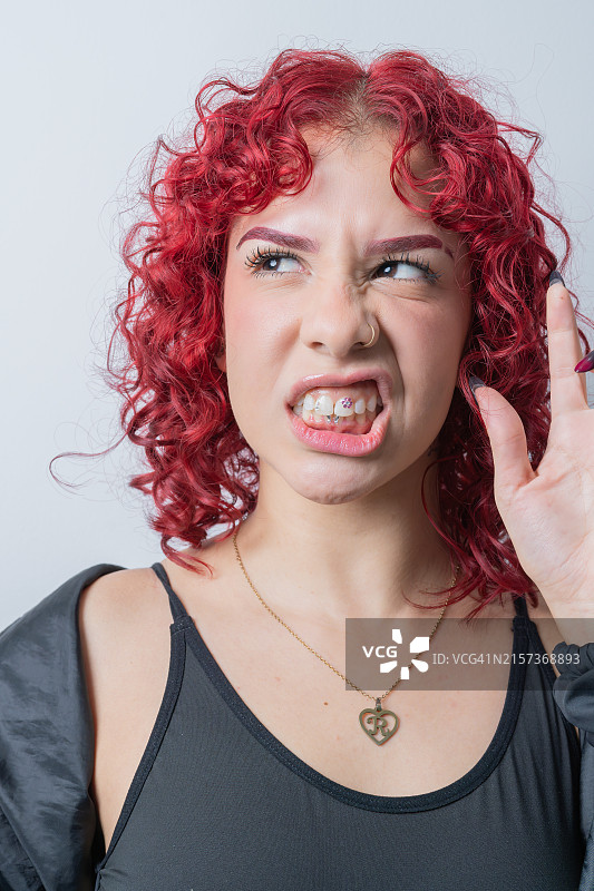 女人在牙齿上用宝石做鬼脸图片素材