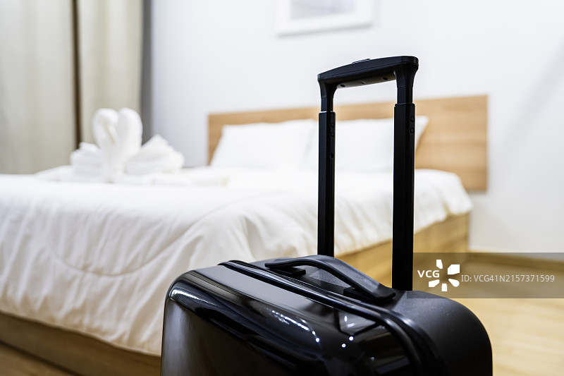 酒店房间内的行李箱：酒店服务与旅行概念图片素材