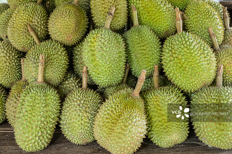 泰国市场上售卖的榴莲，榴莲通常被称为“水果之王”，这归功于其强大的外观和浓烈的气味。图片素材