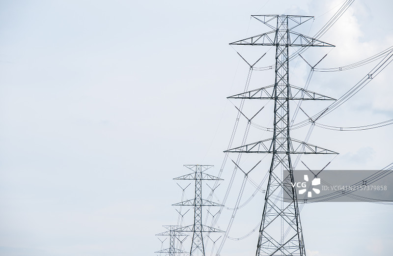 天空中成排的输电塔图片素材