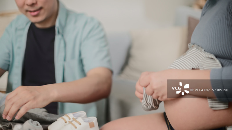 幸福的亚洲夫妇准备迎接新生儿图片素材