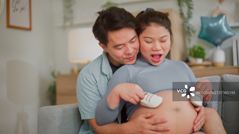 幸福的亚洲夫妇准备迎接新生儿图片素材