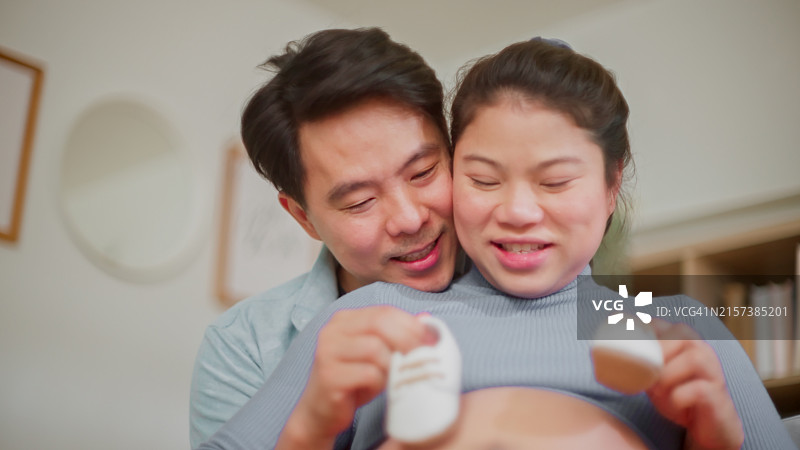 幸福的亚洲夫妇准备迎接新生儿图片素材