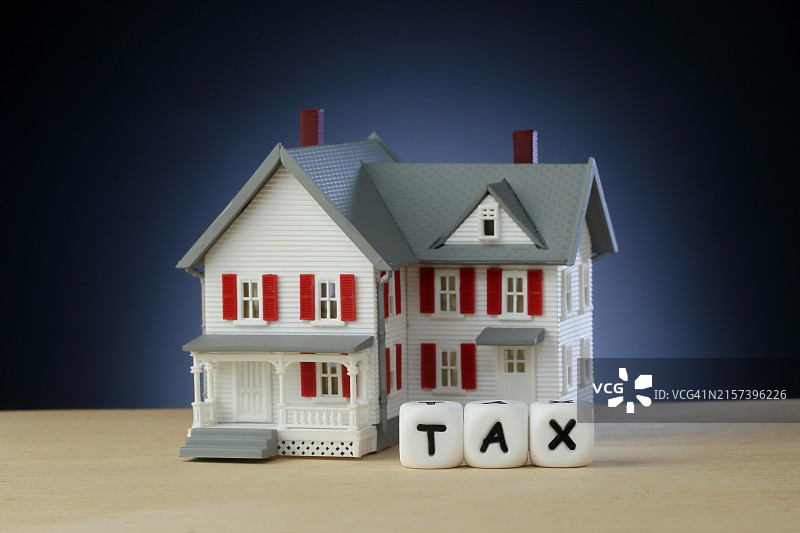 模型房子和白色税务方块特写图片素材
