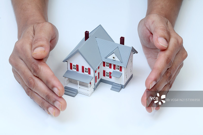 手在白色背景上保护模型房图片素材