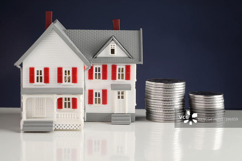 硬币和模型房堆叠，特写图片素材