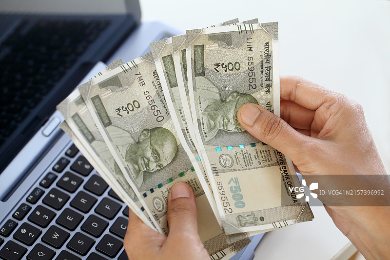 印度纸币点算特写图片素材