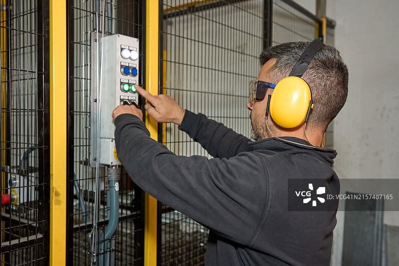 正在操作机器的白领工人图片素材