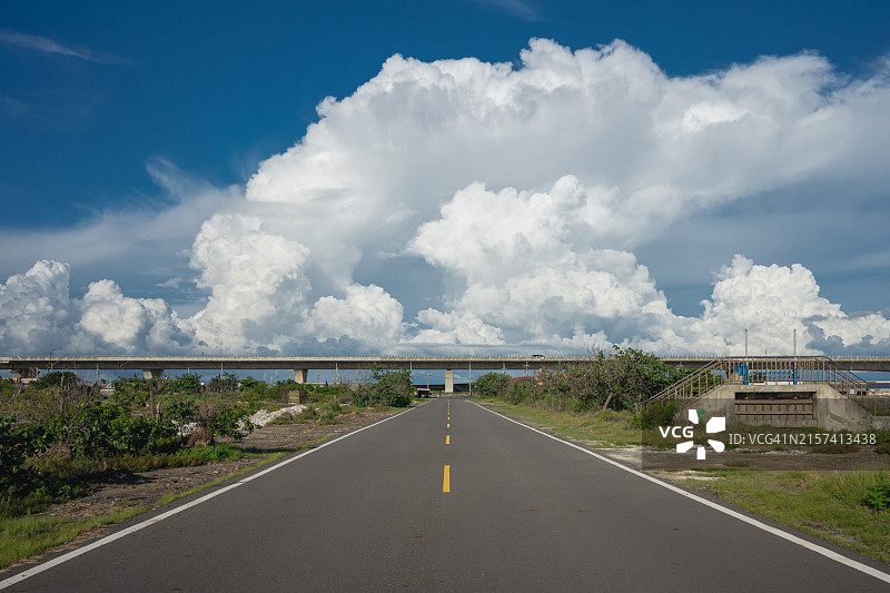 高架公路上的云图片素材