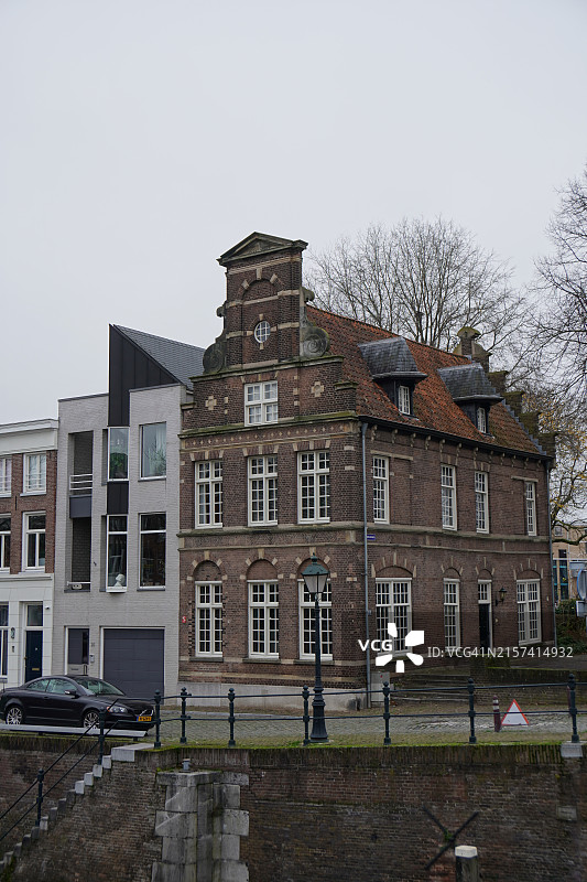 荷兰斯海尔托亨博思的新旧房屋对比图片素材