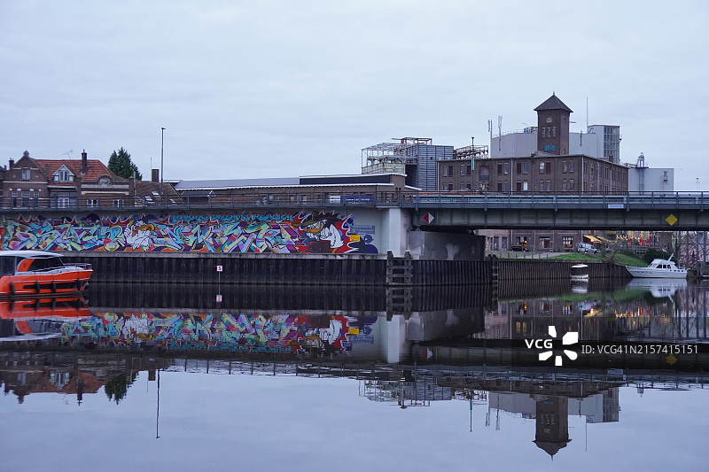 荷兰斯海尔托亨博思工业区水中的倒影图片素材