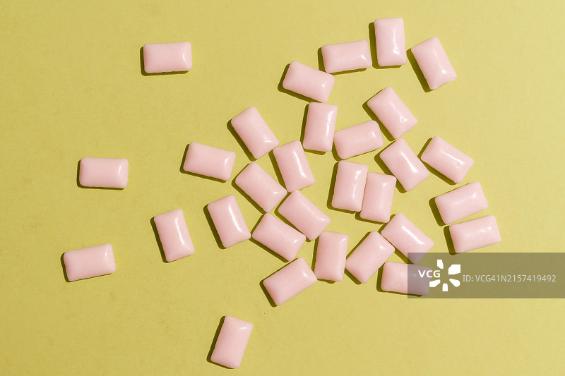 绿色背景下的草莓口香糖图片素材