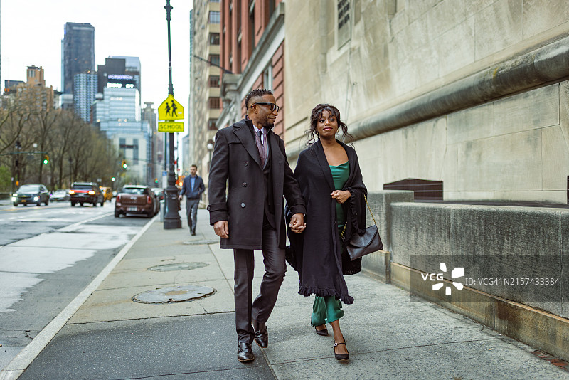 着装优雅的夫妇前往曼哈顿歌剧院图片素材