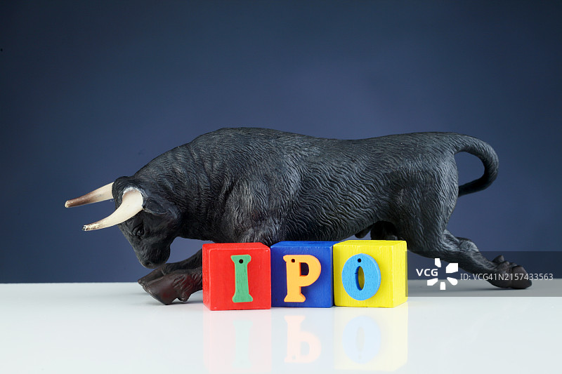 首次公开募股：木块与公牛模型（灰色背景）图片素材
