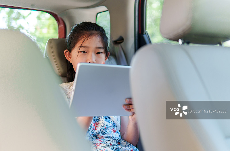 小女孩在SUV里用WIFI连接iPad娱乐图片素材