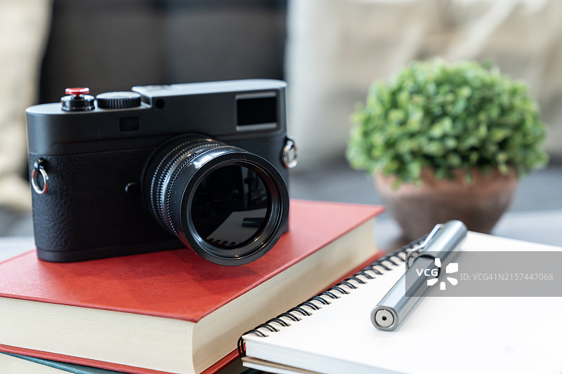 桌子上的复古数码相机和书籍图片素材