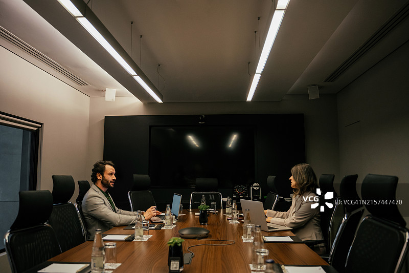 酒店会议室里的商务人士会议图片素材