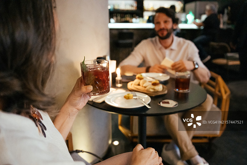 情侣在豪华酒店享受欢乐时光图片素材