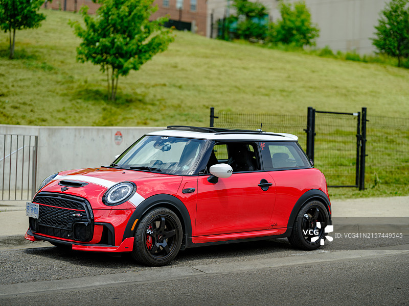 城市街道上的2023 MINI COOPER JCW图片素材