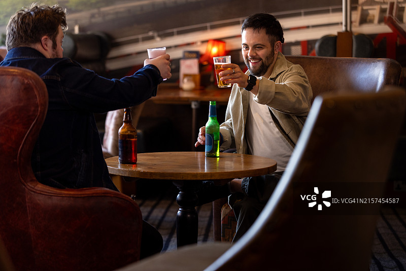 为啤酒干杯图片素材