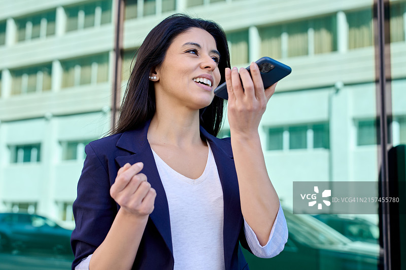 在智能手机上使用语音命令的女商人图片素材