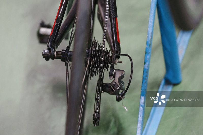 自行车运动背景：后视赛车自行车轮与金属链条图片素材