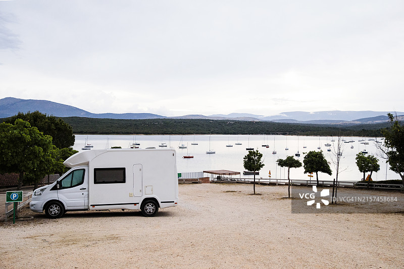 停靠在帆船湖边的房车图片素材