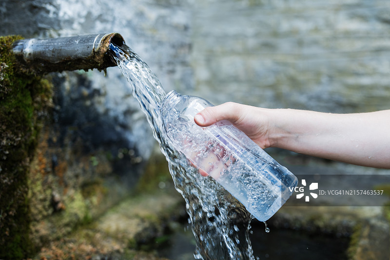 女游客在饮水机旁接水图片素材