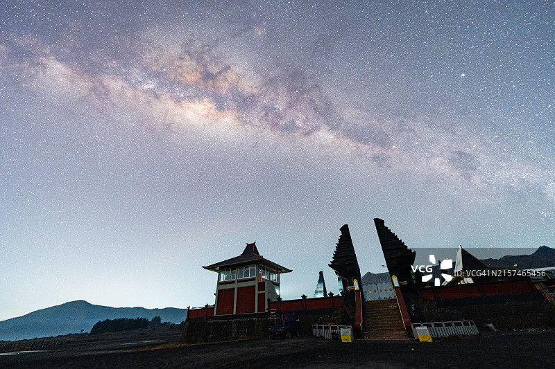 布罗莫-腾格尔-塞梅鲁国家公园普拉卢胡尔波滕庙银河景观图片素材