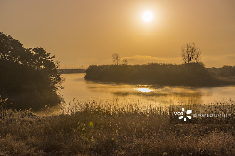韩国忠清南道扶余郡锦江日出与河岸风光图片素材