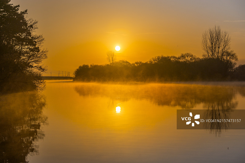 韩国忠清南道扶余郡锦江日出与河岸风光图片素材