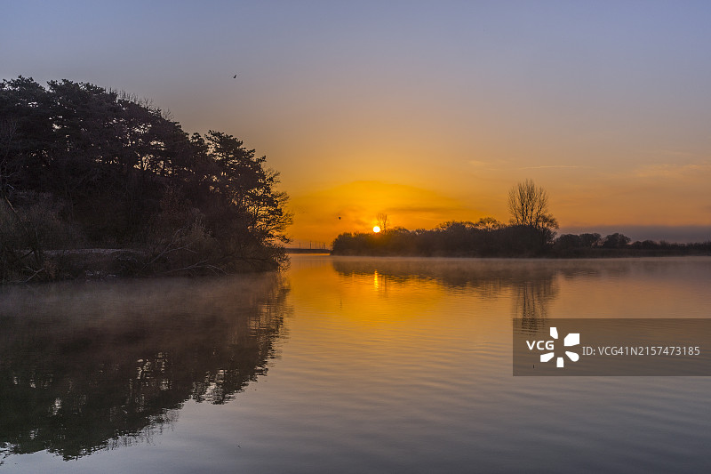 韩国忠清南道扶余郡锦江日出与河岸风光图片素材