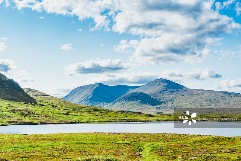 苏格兰的湖泊和峡谷，高地山脉的绿森林图片素材